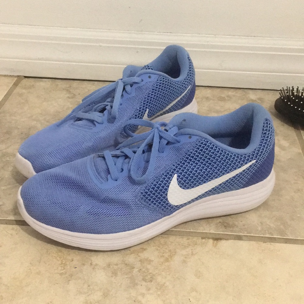 Nike revolution 3 size 9